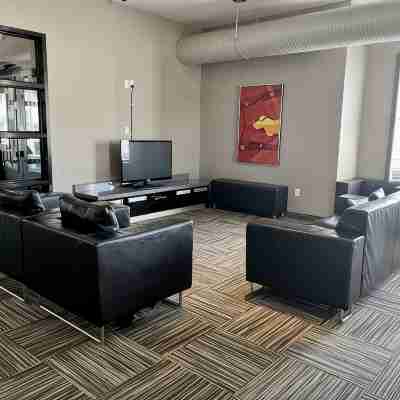 Modern Luxurious 2 BR Condo + Pool + Hot Tub + Games Room + Gym Others