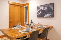 Aspen Adventure House - Luxury Suite - 2 minutes from Revelstoke Mountain Resort - 4-Star