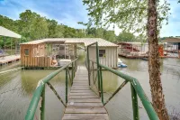 Waterfront, large covered boat slip provided, carport for 1 plus xtra parking - Chalets