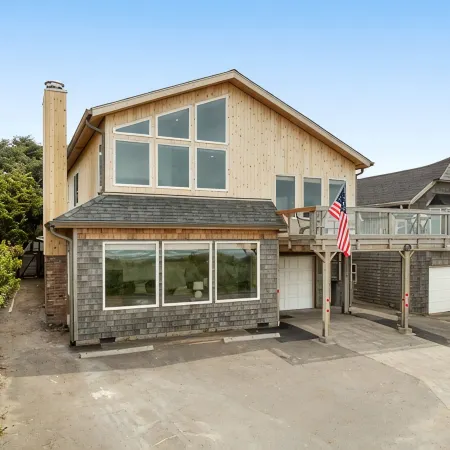 Oceanfront 6Br Home in the Heart of Manzanita. Escape Your Troubles Here!