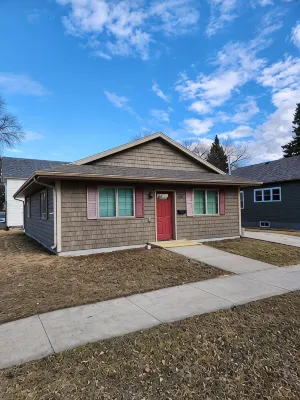 Charming 2-bedroom house in delightful Grand Forks with WiFi - Alloggi