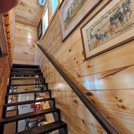 The Barn at Toad Hill. Pet friendly, close to Smokies, Airport. Brand new!