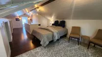 Cozy 3-bedroom cottage right off campus with stunning view of Radford University - WiFi