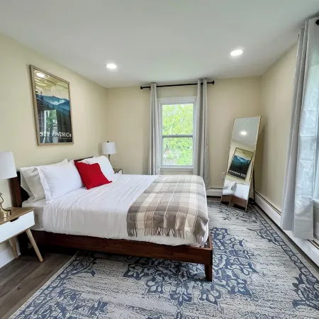 Amazing Deal: Spacious 4-Bed, 2-Bath Duplex Apartment!