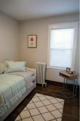Large Renovated Delightful 2nd Floor Suite in Forest Park - Homestays