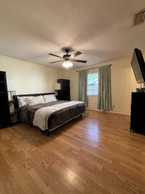 Quiet Neighborhood 10 Minutes from the Beach and Minutes from Great Eats - 2-Star