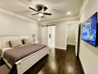 The Victorian-2 Min Walk to Historic Downtown McKinney + Game Room - 3-Sterne