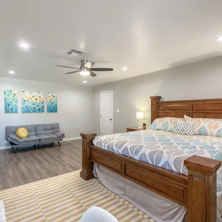 Relaxing Oasis! 5 bedroom 3 bath with Pool