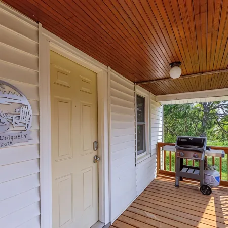 Ely Group Retreat 5 Bedrooms, 3 Bath, Huge Lawn