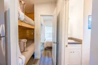 Rainforest Tiny Home Retreat: Woodsy