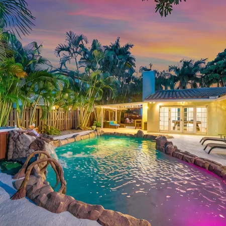 Sunny Florida Escape: Private Heated Pool, Hot Tub, Putting Green, Beach Nearby!