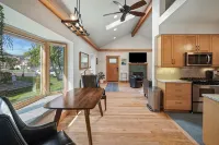 Downtown Craftsman with King Bed and Private Yard - Walk Everywhere - ブティック