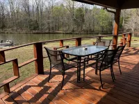 Cozy Cabin on Lake, relax and recharge. Enjoy boating, fishing and swimming. - 4-Star