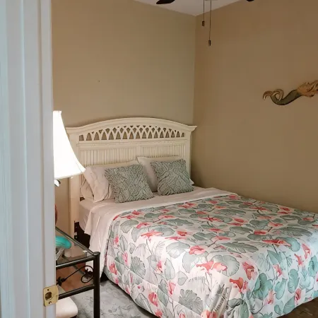 5 min. to Madiera Beach, Fl. GATED. PERFECT !