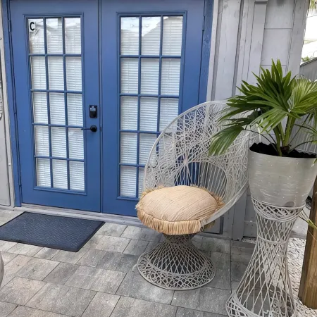 SIESTA KEY, BLUE ROMANTIC DREAM! 100 FEET TO THE  BEACH!