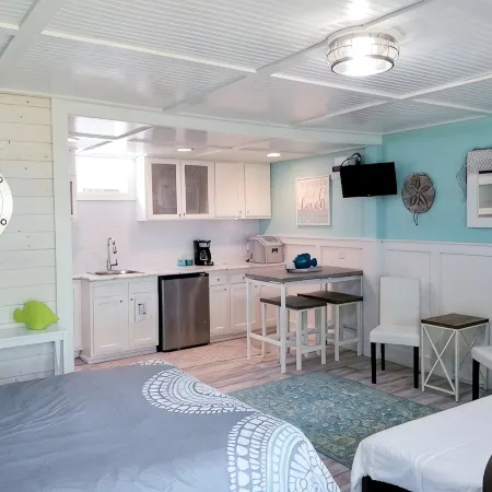 Cozy Studio Condo, short walk to Downtown Saugatuck, courtyard water view