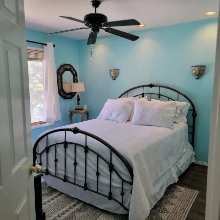Cozy Condo for 6 with Wooded Back Patio & Grill. 1 Mile to Town Square. Hotels in Cloudcroft