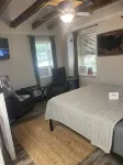 Cozy efficiency ONE large room ONE QUEEN bed apartment with kitchenette no oven. - Wifi