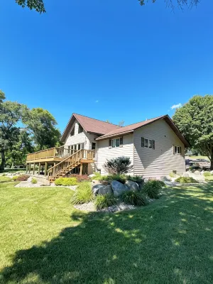 Spacious home with a large deck and ample space for beautiful sunset viewing! - Wifi