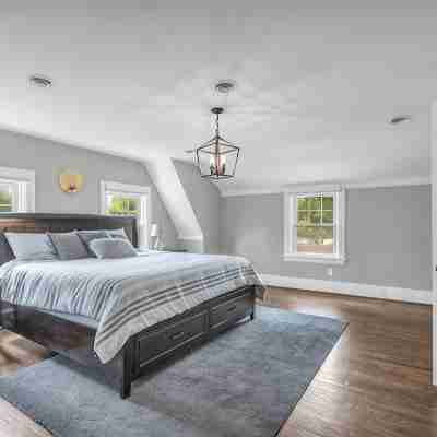 Walk to shopping, Charming Modern European cottage with huge deck Rooms