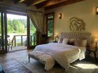 THE ONLY LUXURY RIVER FRONT PROPERTY ON THE ELK RIVER. 10 min to beach & town! - balcony