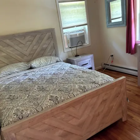 Cozy 3-bed 1.5 baths 1 mile from UConn campus. WiFi AC Patio Kitchen Dining room