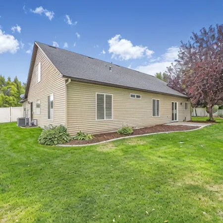 Stunning NEW 4 bed 3 bath home, Spacious and clean