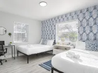 Super Modern ~3 miles to Beach~ Large Yard/Patio & BBQ Hotels in Hallandale Beach