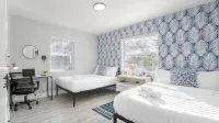 Super Modern ~3 miles to Beach~ Large Yard/Patio & BBQ - 3-Star