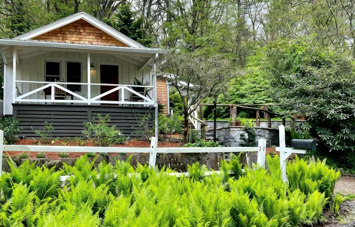 FLY LAKE- A Modern Mirror Lake Cottage