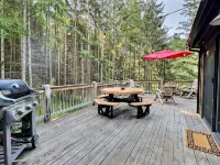 The Pines on Maples~ Hot Tub ~ Fire Pit & Indoor Fireplace - Game Room - Wifi