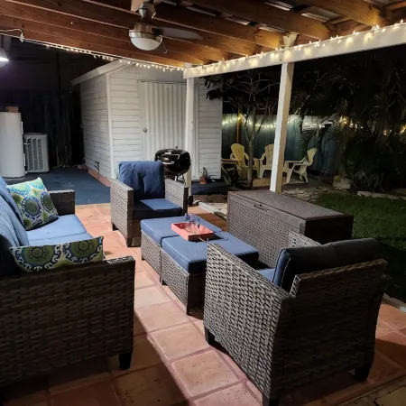 Cute coastal cottage close to beach and downtown nightlife.