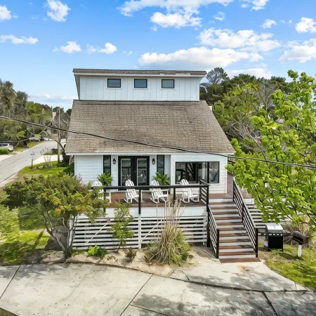 Semi-Soundfront on Bay Drive - Whole Home, Large Yard and Decks!
