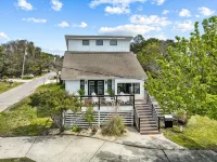 Semi-Soundfront on Bay Drive - Whole Home, Large Yard and Decks! - 부티크