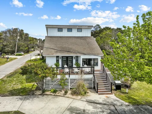 Semi-Soundfront on Bay Drive - Whole Home, Large Yard and Decks! - Boutique