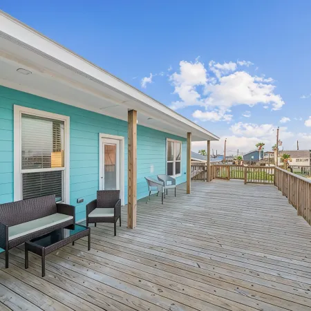 Beachfront Oasis - Lots of Amenities!