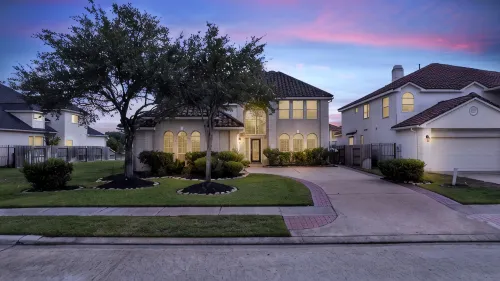 truly stunning lakefront with immediate access to all the city has to offer. - Pools