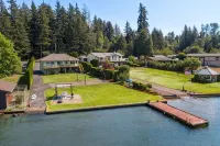 Sunset Lake Retreat@ Lake Tapps-Lakefront, Spacious, Sports Court, Kayaks - 4성급