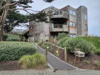Cozy beach condo with ocean access. Easy drive to Santa Cruz or Monterey. - Wifi