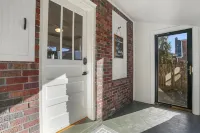 Vitality Retreat - 1 block from DT/riverfront/shops/bars - Wifi