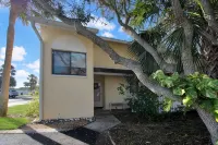 Sleeps up to 8 - Free Parking - Heated Pool - Steps to Beach - Close to Downtown - 2-Sterne