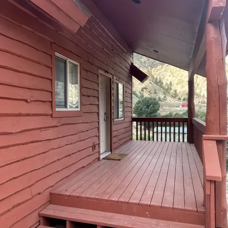 Charming cabin retreat near the picturesque Sevier River and Piute ATV trail.