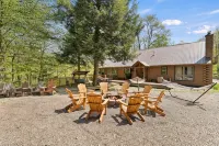 Spacious log cabin in Warrensburg w/ Hot Tub: 15 Mi to Lake George - Chalets