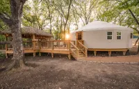 Hoot Owl Yurt/Cold A/C! Hot Tub/Medina River/Close to Downtown/RiverYurtVillage - Alphydda