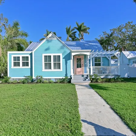 Remodeled home in Historic neighborhood. 20 min.~ AMI/ 5 min ~downtown Bradenton