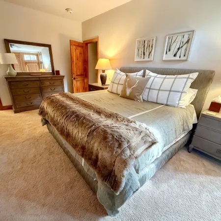 3 Bedroom Condo Just Steps From Arrowhead Lift