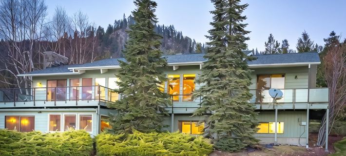 Ski Hill home w/ stunning views & hot tub! Hotels in Chelan County