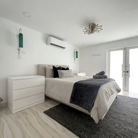 Luxury 5 Bedroom Home, 3 Minute Walk from the Beach