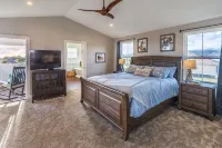 Beautiful Luxury Home, Walking Distance to Shops, Beaches & Fine Dining! - balcony