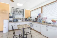 Super 8 by Wyndham Santee - Parking